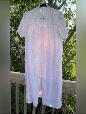 Vintage 60's Stern-Maid pink & White nightgown/robe set size medium Womans